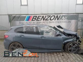 damaged scooters BMW 1-serie 1 serie (F40), Hatchback, 2019 118i 1.5 TwinPower 12V 2021/10