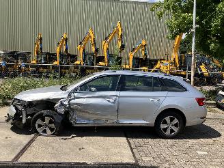 dañado vehículos comerciales Skoda Superb 15tsi 110kW 2022/2