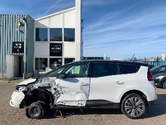 damaged passenger cars Renault Grand-scenic 1.3 TCe Business Zen 7p. BJ 2021 14860 KM 2021/9