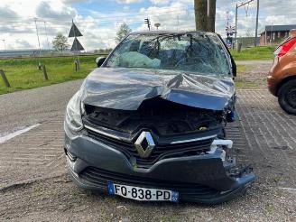 damaged campers Renault Clio  2020/4